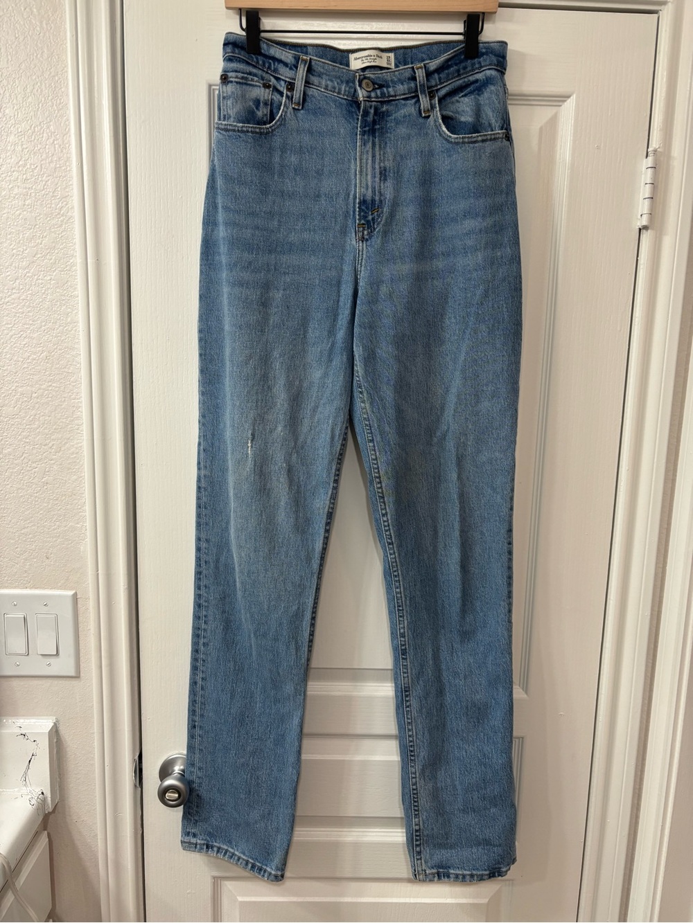 Abercrombie & Fitch Straight-Leg Women's Jeans in Light Blue Denim - Extra Long!